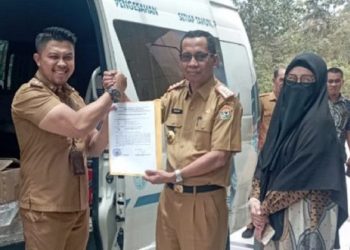 Bapenda Sultra Serahkan Dua Unit Mobil Pelayanan Samsat Keliling ke UPTB