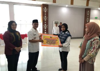 Pemkab Konsel Serahkan Bantuan Pendidikan Terhadap 478 Mahasiswa
