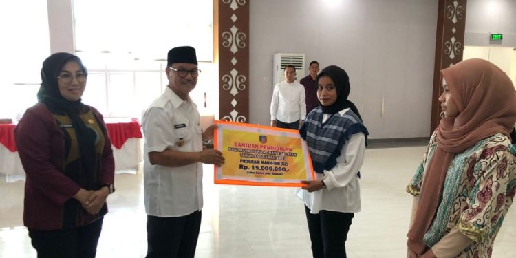 Pemkab Konsel Serahkan Bantuan Pendidikan Terhadap 478 Mahasiswa