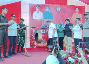 Pj Bupati Burhanuddin Tunaikan Janji Bikin Kabaena Terang 24 Jam
