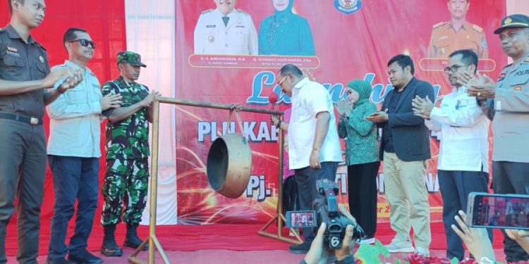 Pj Bupati Burhanuddin Tunaikan Janji Bikin Kabaena Terang 24 Jam