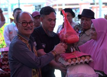 Atasi Dampak Inflasi, Bupati Surunuddin Salurkan 1.343 Paket Sembako