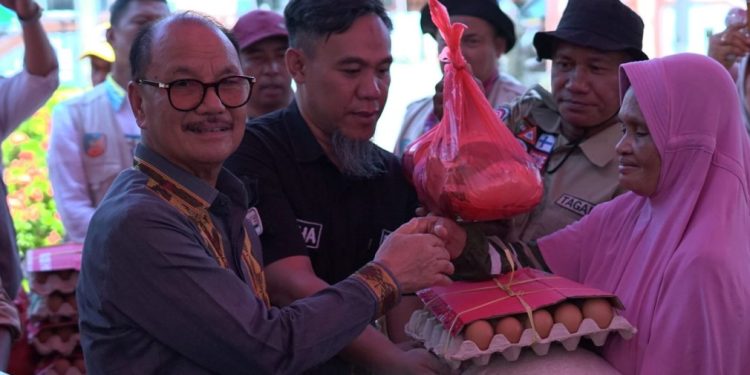 Atasi Dampak Inflasi, Bupati Surunuddin Salurkan 1.343 Paket Sembako