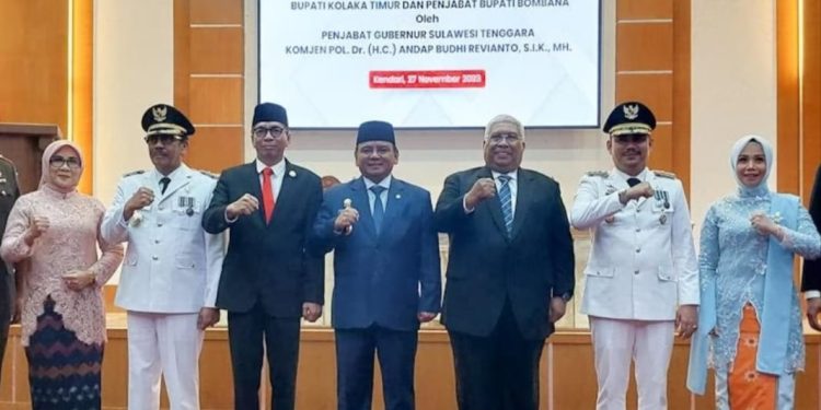 Lantik Bupati Koltim dan Pj Bupati Bombana, Pj Gubernur Sultra Andap : Jadikan Amanah Sebagai Ladang Pengabdian