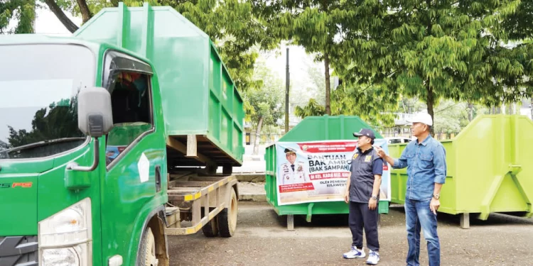 Wujudkan Program Lingkungan Bersih, Dinas Cipta Karya Salurkan 18 Unit Bak Kontainer Sampah