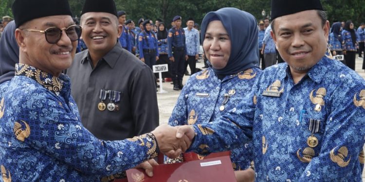 Bupati Surunuddin Berikan Penghargaan Satya Lencana Kepada ASN yang Telah Mengabdi Puluhan Tahun