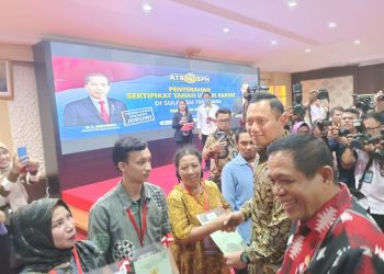 Menteri ATR/BPN Serahkan 1.640 Sertifikat di Sultra, AHY : Tanah Untuk Rakyat