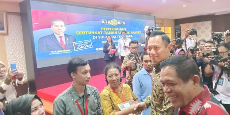 Menteri ATR/BPN Serahkan 1.640 Sertifikat di Sultra, AHY : Tanah Untuk Rakyat