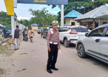 Jelang H-3 Lebaran Idul Fitri 1445/H,  Panjang Antrian Kendaraan di Pelabuhan Amolengo Capai 1 Kilometer