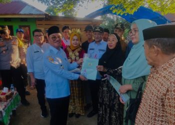 Bupati Surunuddin Serahkan 50 Sertifikat Untuk Warga di Kecamatan Ranomeeto Barat