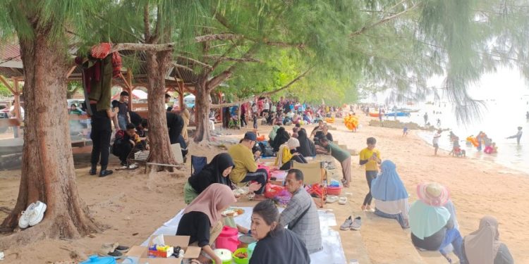 Dugaan Praktik Pungli Resahkan Pengunjung Pantai Wisata Toronipa, Gelar Tikar Harus Bayar Rp 100 Ribu