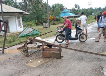 Warga di Konsel Blokade Jalan Provinsi, Bupati  Surunuddin : Mungkin Warga Sudah Lelah Menunggu Perbaikan