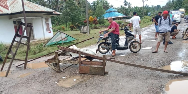 Warga di Konsel Blokade Jalan Provinsi, Bupati  Surunuddin : Mungkin Warga Sudah Lelah Menunggu Perbaikan