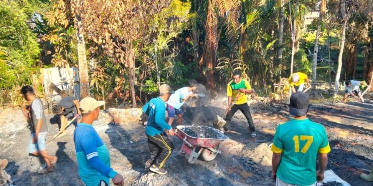 Bakti Gotong Royong Masyarakat Desa Tirongkotu’a di Lokasi Bencana Kebakaran