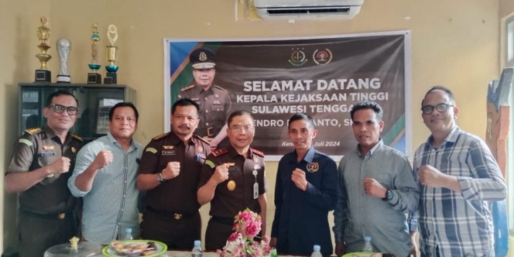Berkunjung di Sekretariat PWI Sultra, Kajati Hendro : Wartawan dan Jaksa Harus Jujur dalam Menyebarkan Informasi Publik
