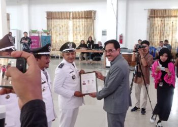 Lora Sabet Piagam Sebagai Desa Mandiri Tahun 2023