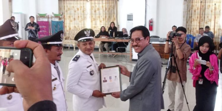 Lora Sabet Piagam Sebagai Desa Mandiri Tahun 2023