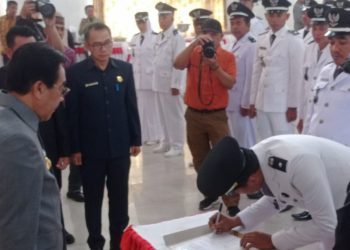 Pj Bupati Bombana Minta Kades Lebih Proaktif Tangani Isu Strategis Nasional