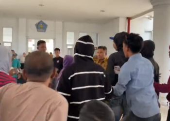 Demonstrasi Soal Galian Telkom di DPRD Kota Kendari Berakhir Ricuh, Massa Aksi Adu Jotos dengan Pegawai Staf