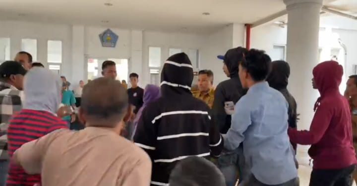 Demonstrasi Soal Galian Telkom di DPRD Kota Kendari Berakhir Ricuh, Massa Aksi Adu Jotos dengan Pegawai Staf