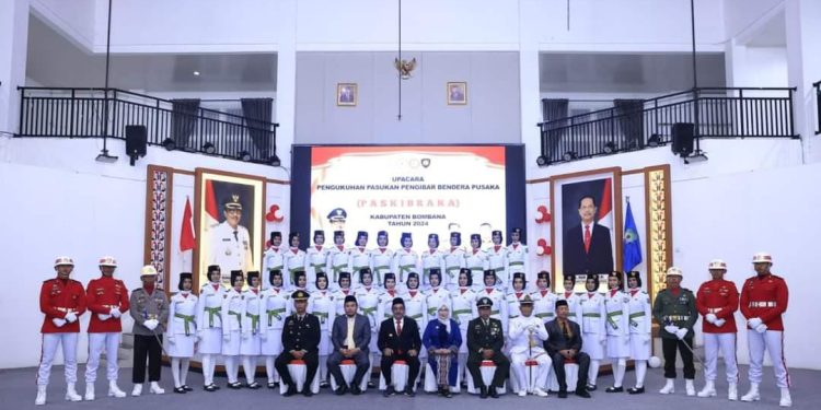 Pj Bupati Bombana Resmi Kukuhkan 73 Anggota Paskibraka