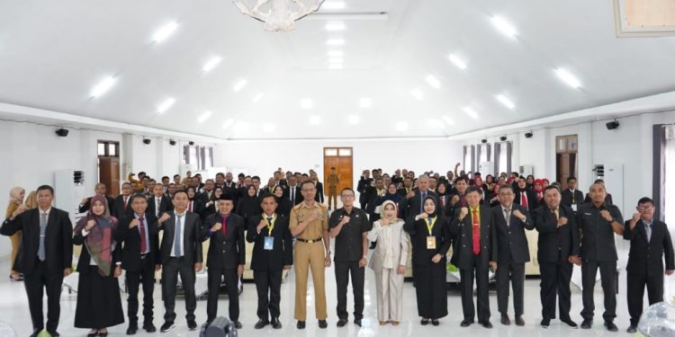 Ketgam: Foto bersama panitia penyelenggara dan peserta PKA angkatan XVII dan XVIII tahun 2024 usai pembukaan kegiatan di Aula BPSDM Sultra, Selasa (20/8/2024).