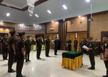 Lantik Dua Kajari dan Satu Koordinator, Kajati Sultra Hendro : Alih Tugas Bagian Dari Penyegaran Organisasi