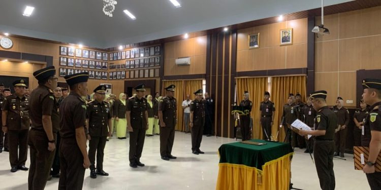 Lantik Dua Kajari dan Satu Koordinator, Kajati Sultra Hendro : Alih Tugas Bagian Dari Penyegaran Organisasi