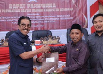 Pj Bupati Bombana Serahkan Dokumen Rancangan Perubahan APBD 2024 Ke DPRD