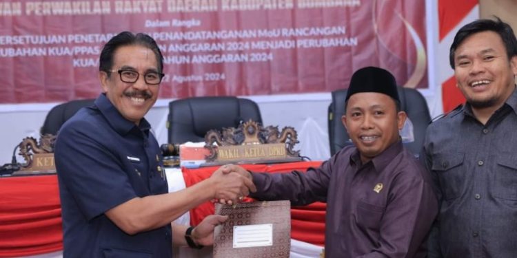 Pj Bupati Bombana Serahkan Dokumen Rancangan Perubahan APBD 2024 Ke DPRD