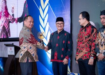 Sukses Membangun Konsel, Surunuddin Diganjar Sultra Award Kendari Pos 2024