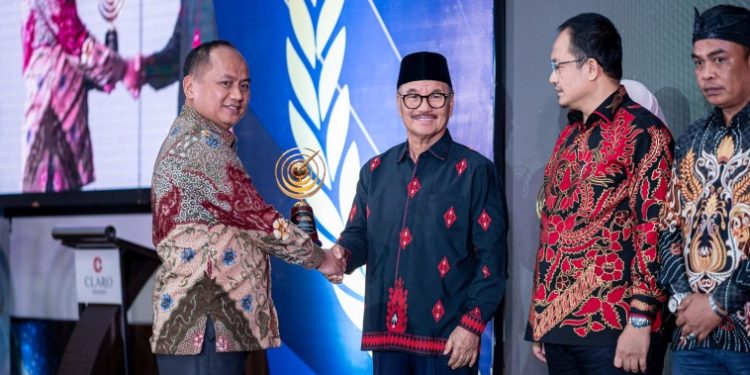 Sukses Membangun Konsel, Surunuddin Diganjar Sultra Award Kendari Pos 2024