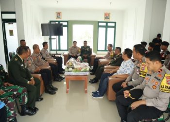 Peringati HUT TNI, Polres Bombana Kunjungi Markas Kodim 1431