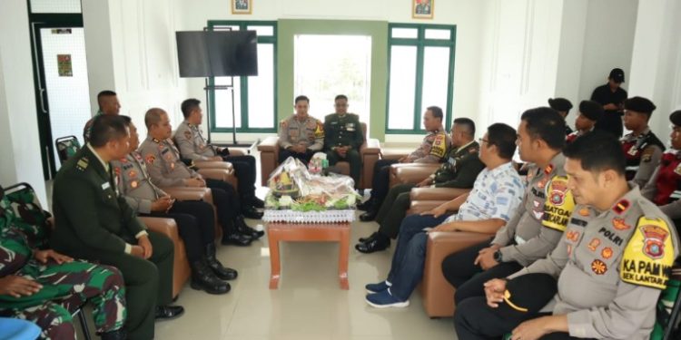 Peringati HUT TNI, Polres Bombana Kunjungi Markas Kodim 1431
