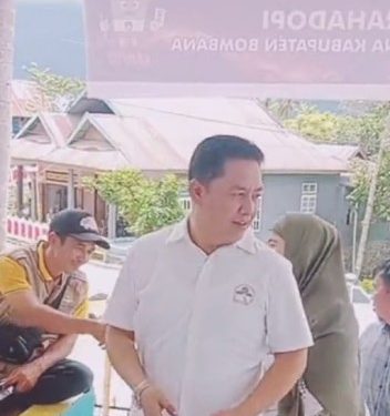 Cawabup Bombana Ahmad Yani Salurkan Hak Pilihnya di Kampung Halaman