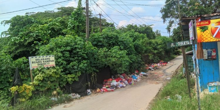Warga Kelurahan Andonohu Keluhkan Jalan Jadi Tempat Pembuangan Sampah Liar