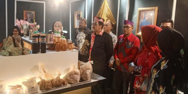 Edy Suharmanto Terharu Resmikan Pembukaan Pameran Pembangunan Peringati HUT Bombana ke-21