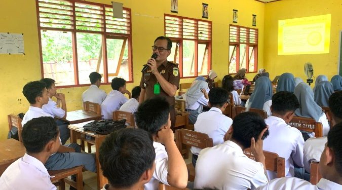 Kejati Sultra Berikan Edukasi Hukum Tentang ITE dan Bahaya Narkotika di SMKN 6 Kendari