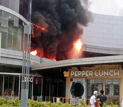Mall The Park Kendari Terbakar