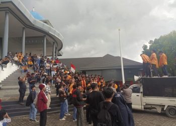 Kepung Gedung DPRD Sultra, KBM-UHO Kendari Sampaikan Sembilan Tuntutan