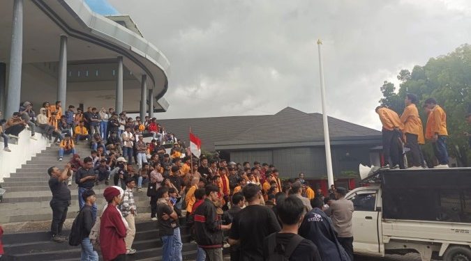 Kepung Gedung DPRD Sultra, KBM-UHO Kendari Sampaikan Sembilan Tuntutan