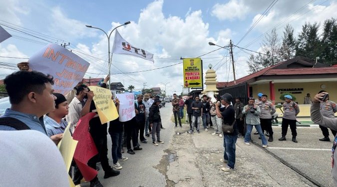 Dua Awak Media Dipaksa Jadi Saksi Sebuah Kasus, AJI dan IJTI Sultra Unjuk Rasa di Polresta Kendari
