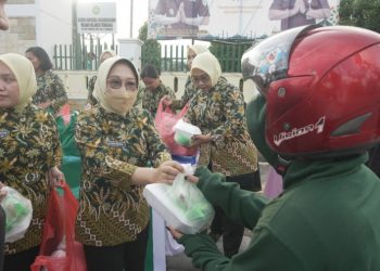 Wujud Syukur di Bulan Ramadan, IAD Kejati Sultra Bagikan Bekal Takjil ke Masyarakat