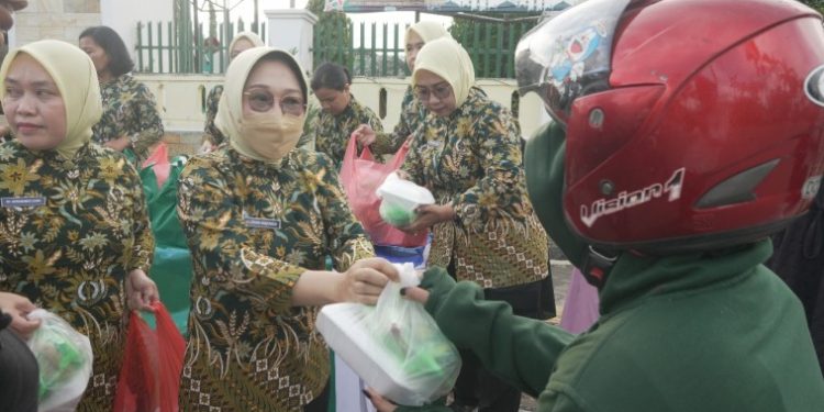Wujud Syukur di Bulan Ramadan, IAD Kejati Sultra Bagikan Bekal Takjil ke Masyarakat