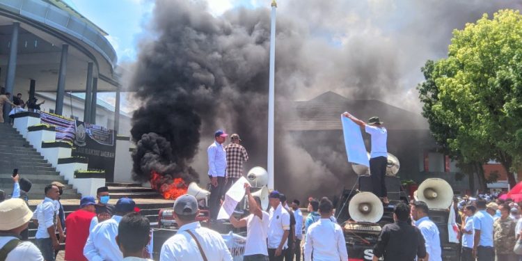 Ribuan Aliansi CPPPK dan CPNS  Pemprov Gelar Unjuk Rasa Tolak Penundaan Pengangkatan