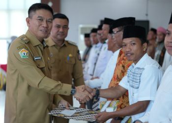 Bupati Konsel Irham Minta Para Imam yang di Lantik Bisa Memakmurkan Masjid
