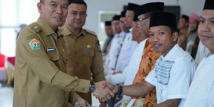 Bupati Konsel Irham Minta Para Imam yang di Lantik Bisa Memakmurkan Masjid