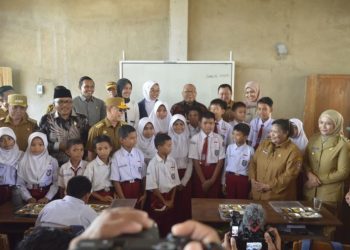 Musrembang di Baubau, Wamendagri Bersama Gubernur Sambangi Sejumlah Sekolah