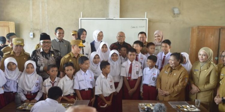 Musrembang di Baubau, Wamendagri Bersama Gubernur Sambangi Sejumlah Sekolah