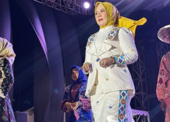 Ketua Dekranasda Konsel Tampilkan Busana Tenun Khas Daerah di HUT Sultra ke-61